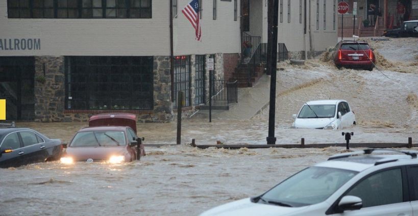 Chùm ảnh nước lũ cuồn cuộn cuốn phăng ôtô, hàng nghìn người Mỹ phải sơ tán